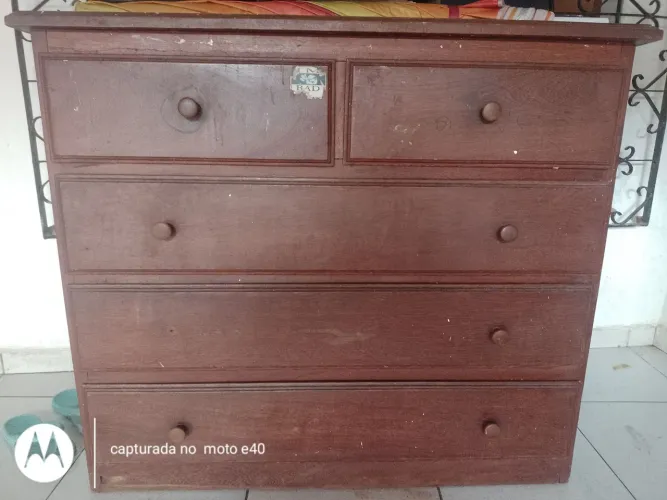 Vendo Cômoda em Madeira de Lei