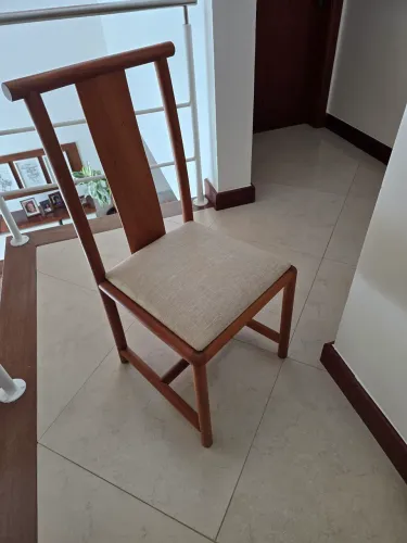 Cadeiras estofadas em peroba.
