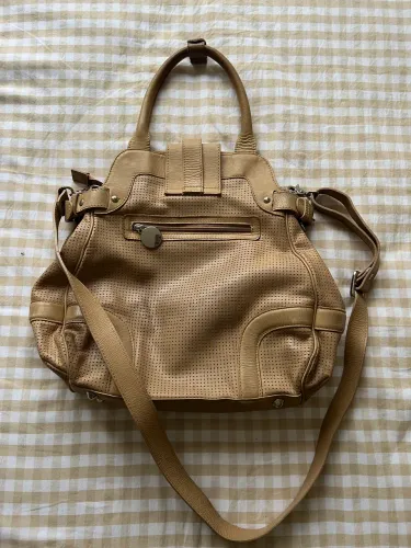 Bolsa de couro beje furadinha