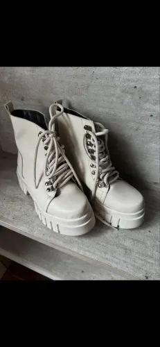 Bota coturno com cadarço