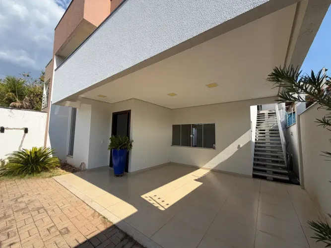 Sobrado com 4 Suítes Plenas, Piscina e Churrasqueira na 704 Sul
