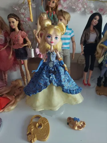 Ever After High Blondie Lockes Thronecoming