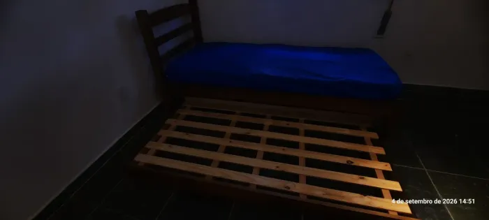 Cama de solteiro com cama auxiliar