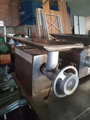 Vende-se moedor de carne moída para açougue.