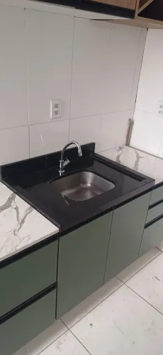 Cozinha completa verde oliva - pia em pedra e cuba em inox.