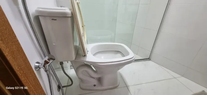 Kit Vaso Sanitário com Caixa Acoplada e Assento Quadrado 3 e 6 litros Fiori Primula Plus