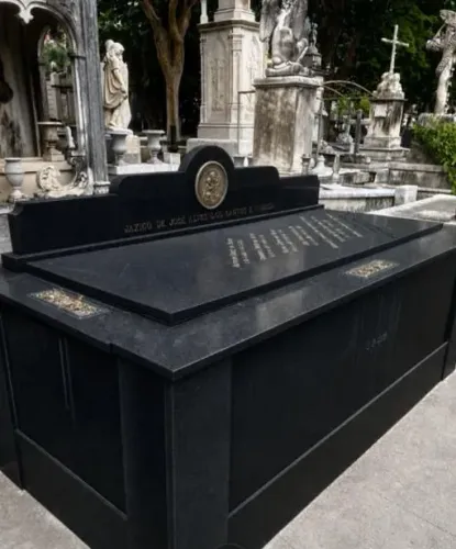 Jazigo reformado - primeiras quadras do São João Batista