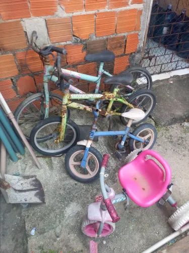 Vende-se 4 bicicletas por 150 reais 