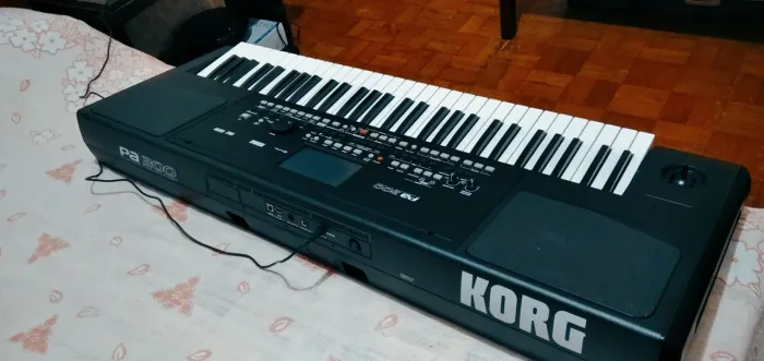 Teclado arranjador KORG pa 300 pouco usado 