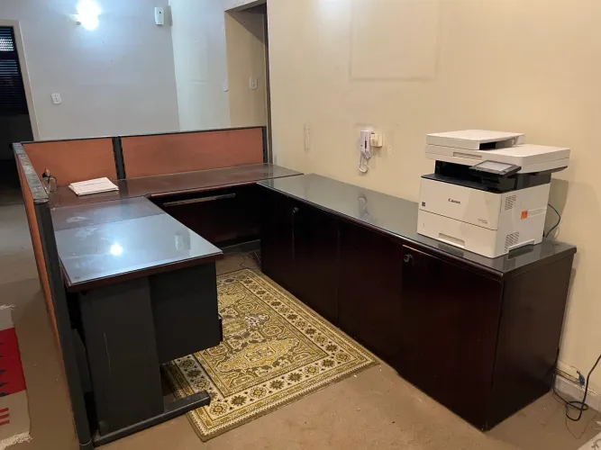 Mesa grande de secretariat com painel. Security 