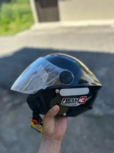 Capacete aberto.