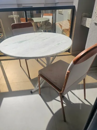 VENDO MESA DE MÁRMORE COM 4 CADEIRAS NOVAS
