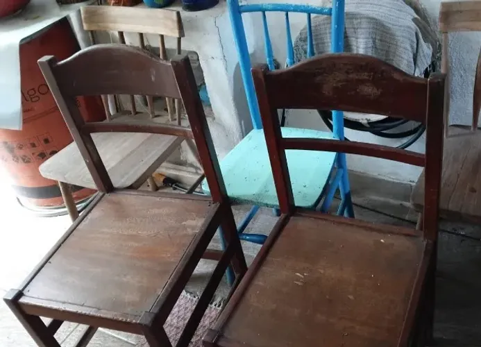 Cadeiras antigas de qualidade boa
