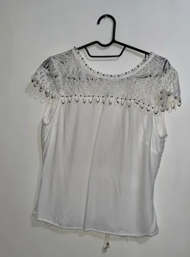 blusa feminina branca com detalhe em renda e pingentes