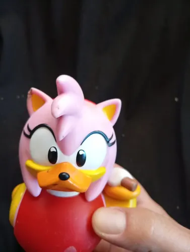 Boneca Amy Rose como um pato de borracha- Sonic da linha Tubbz