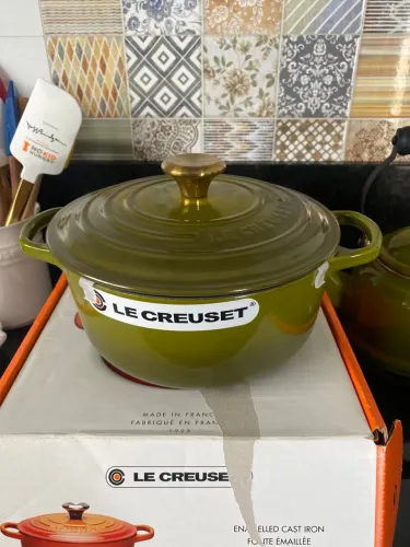 Panela le creuset nova na caixa cor azeitona 