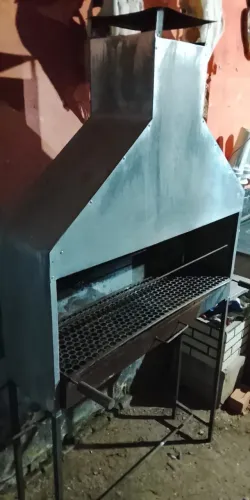 Churrasqueira de Aço com Coifa e Chaminé - Excelente Estado
