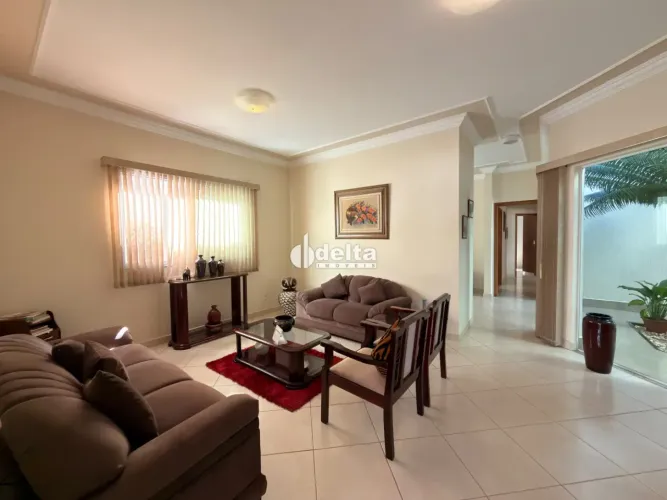 casa com 4 quartos sendo 2 suíte disponível para venda no bairro Nova Uberlândia em Uberlâ