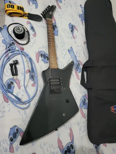 Guitarra explorer F3 com amplificador Strum Buddy