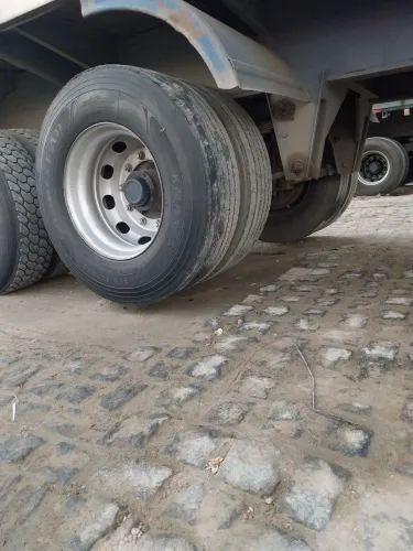 Carreta bau 14mt com suspensor no prime. Tel *iro eixo  piso na chapa xadrez 