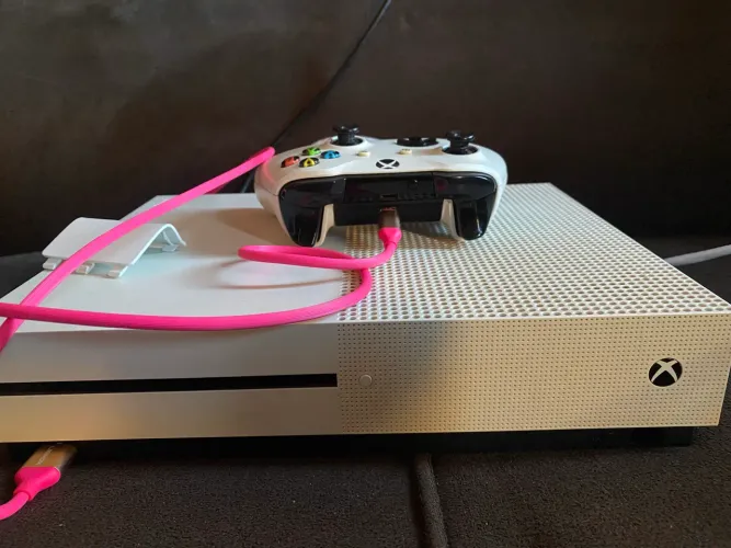Xbox One s C/um controle e bateria e cabo e conta no efootbal