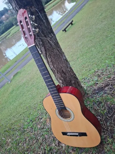 Violão com cordas novas de nylon
