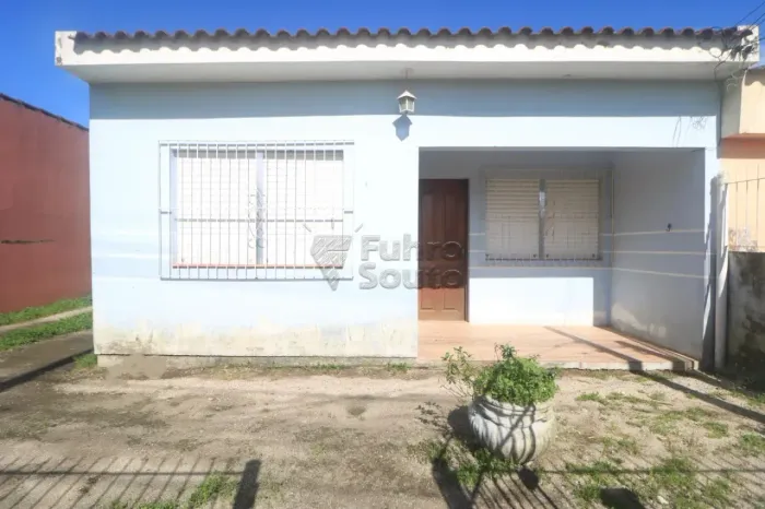 Casa de 2 Dormitórios no Três Vendas - Amplo Pátio e Conforto para a Família