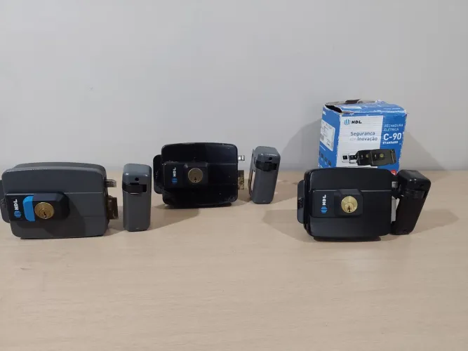 Vendo 03 echaduras HDL C90, 01 nova com 03 chaves, 02 com pouco uso 01com destravamento