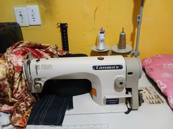 Máquina de costura reta de fábrica