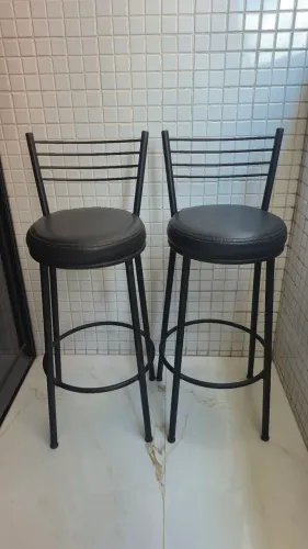 2 Bancos/ banquetas pretas