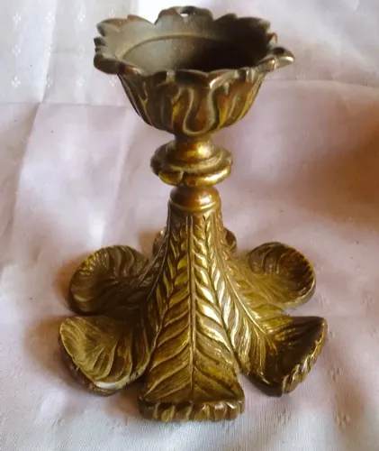 Castiçal em bronze dourado cinzelado no feito flor e base em folhas alto relevo