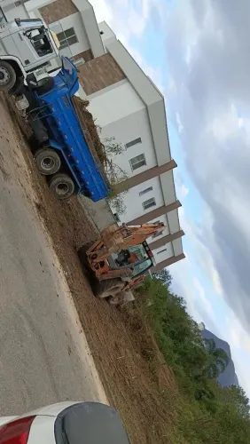 Serviços de terraplanagem e limpeza de lote com descartes 100% autorizados