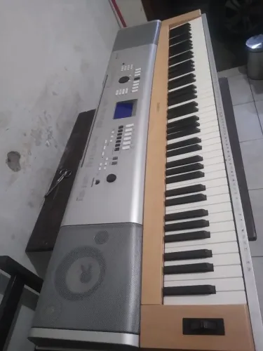 Teclado Yamaha modelo YPG-635