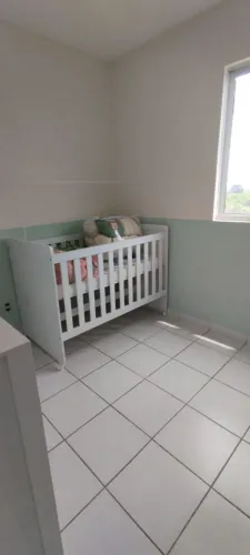 Berço branco com colchão seminovo