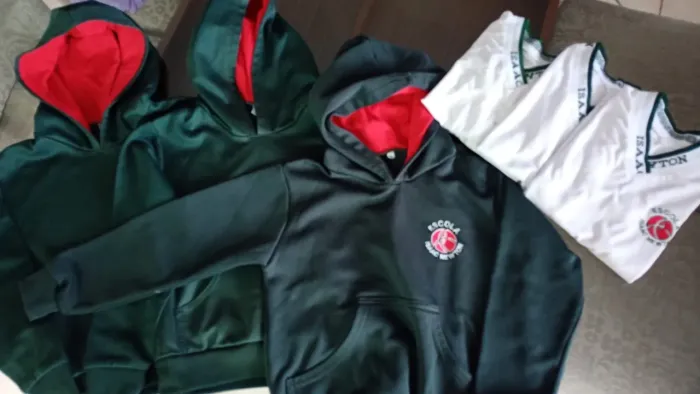 Casacos tam6 uniforme escola escola isaac newton + camisetas de brindes . Pouco usado 