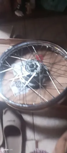 Roda dianteira da Bros 150 a tambor 