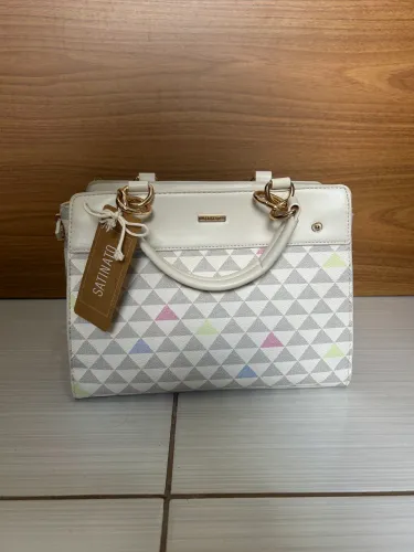 RENNER Bolsa satchel média com estampa triangular detalhes de elos- NOVA