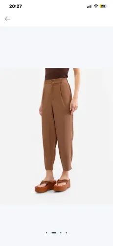Calça alfaiataria com pregas marrom 