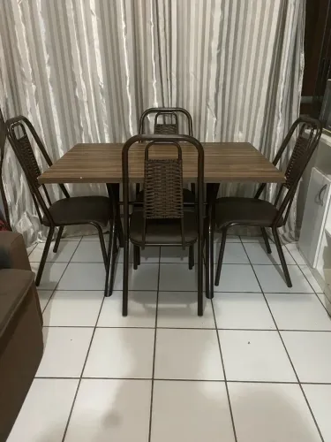 Mesa de Jantar Amadeirada com 4 Cadeiras usada por pouco tempo