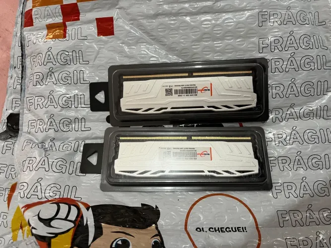 2 Memórias RAM 8GB DDR4 3200Mhz