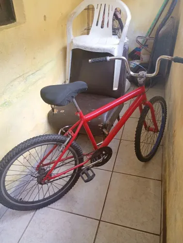 Bicicleta aro 24 vermelha Monark  boa pra dá passeio e fazer entrega 
