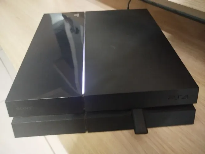 PlayStation 4 Fat, 2 controles, 2 jogos mídia física.