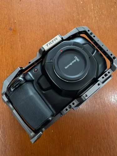 Blackmagic Pocket 4K + Cage com top handle