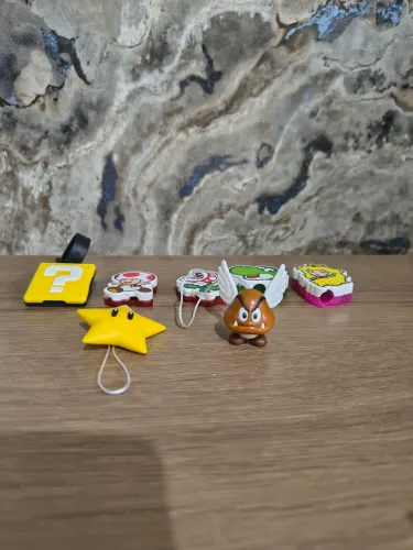 Personagens super Mario Kinder Joy, contém 07 unidades sendo 05 delas chaveiros.