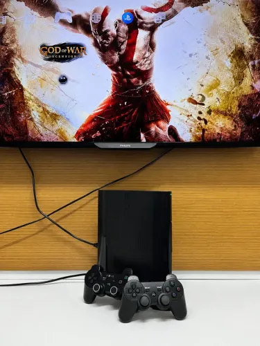 PS3 Super Slim + 2 Controles + Vários Jogos