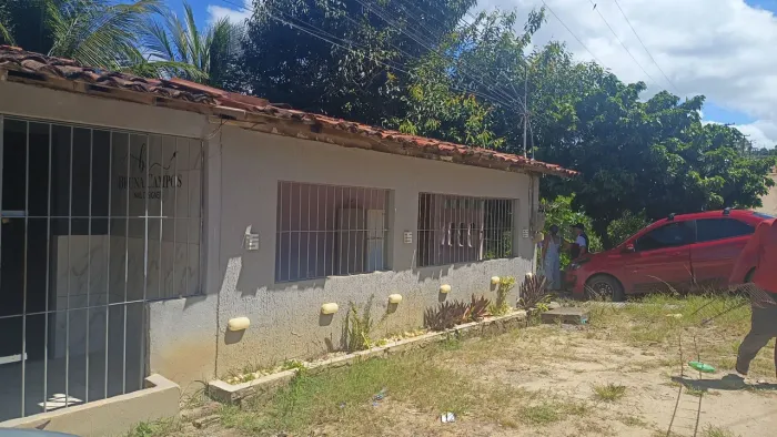 Alugo casa