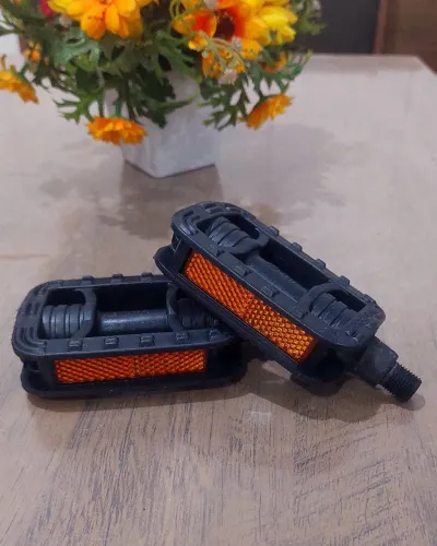 Pedais NOVOS para Bicicleta. Na Cor Preta, com Refletor lateral.