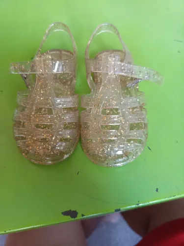 Três sandálias e um chinelo no número 19 e 20