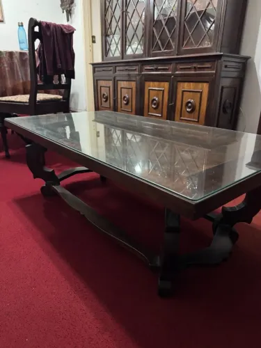 Mesa de Centro em Madeira Maciça com Tampo de Vidro - Estilo Clássico