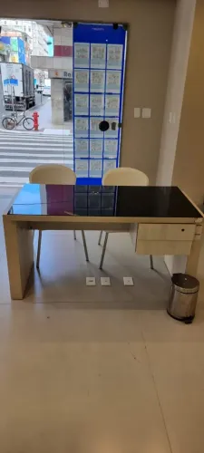 Mesa retangular com tampo de vidro